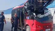 Mersin'de minibüs ve vinç çarpıştı Demir parçası camı delip geçti