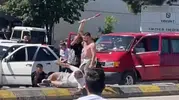 Sakarya trafiğinde sopalı ve taşlı kavga kamerada