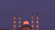 Selimiye Camii üzerinde beliren dolunay kartpostallık görüntüler oluşturdu