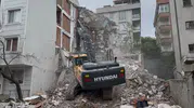 Yıkım ekibi yanlış binayı vurdu Banyomuz yok oldu