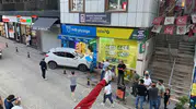 Artvin’de otoparktan çıkan araç iş yerine daldı