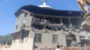 Salihli'de deprem riski taşıyan cami yıkılıyor