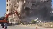 Antakya'da ağır hasarlı 6 katlı bina saniyeler içinde yıkıldı