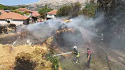 Burdur’daki tarlada 50 tonluk saman serveti yandı