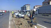 Bafra yolunda direksiyon hakimiyetini kaybeden sürücü direğe çarparak yaralandı