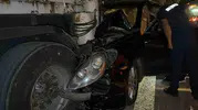 Bolu’da park halindeki tıra çarpan lüks araç hurdaya döndü