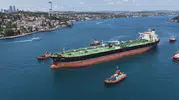 Dron saldırısında hasar alan dev petrol tankeri İstanbul Boğazı'nda