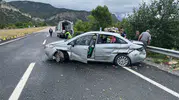 Kastamonu yolunda otomobil bariyerlere girdi 5 yaralı
