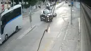 İzmir Buca'da motosikletliyi ezip kaçan sürücü aranıyor