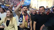 Erkan Taş altın kemerle hamam yolunda
