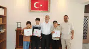 Elazığ’da dürüstlükleri ile örnek olan çocuklar müftülükte ağırlandı
