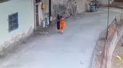Karabük sokaklarında ilginç hırsızlık anı kameraya yansıdı