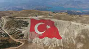 Kahramanmaraş’ta dev Türk bayrağı kış şartlarının ardından yenilendi
