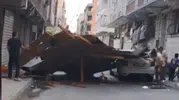 Esenler'de fırtına dehşeti Çocuklar uçan çatının altında kalmaktan kurtuldu