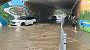 İzmit'te sağanak yağış trafiği kilitledi