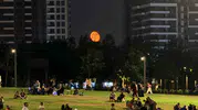 İstanbul semalarında geceye renk katan kızıl dolunay manzarası