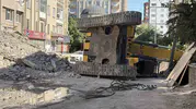 Kayseri'de yıkım çalışması sırasında iş makinesi devrildi
