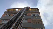Elazığ’da bir apartmanın çatısı alevlere teslim oldu