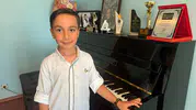 7 yaşındaki Özgür Fransa’da piyano jürisini kendisine hayran bıraktı