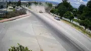 Erbaa'da direksiyon hakimiyetini kaybeden sürücü direğe çarptı