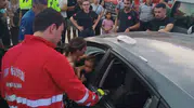 Hatay’da araçta mahsur kalan çocuk cam kırılarak kurtarıldı