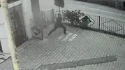 Kütahya'da silahlı saldırıya uğrayan işletmeci saldırganı taş yağmuruna tuttu