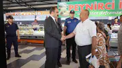 Karacasu Kaymakamı pazar tezgahlarını tek tek gezdi