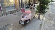 Eskişehir trafiğinde pembe motosikletiyle dikkat çeken sürücüden nazik uyarı