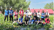 Ağrılı gençler İsaabat köyünde çiftçinin yükünü paylaştı