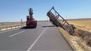Siverek yolunda karpuz yüklü kamyon yoldan çıktı