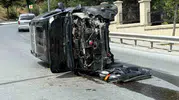 Beyoğlu’nda kontrolden çıkan lüks cip direğe çarptı