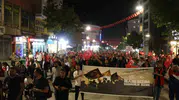 Vanlılar 15 Temmuz şehitlerini meşaleli yürüyüşle andı