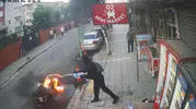 Küçükçekmece'de yanan motosiklete mahalleli seferber oldu