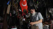 Sivaslı usta 60 yıllık deri sanatını dünyaya taşıyor