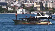 Balat kıyısında yanan tekneden baba ve oğlu son anda kurtuldu