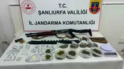Suruçta jandarma uyuşturucu tacirini silahlarıyla yakaladı