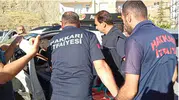 Hakkari yolunda araç çarpıştı sürücü sıkıştı