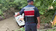 Bilecik'te patlayan su borusu kamyoneti dere yatağına hapsetti