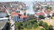 Avcılar'da bir apartmanın çatısı alevlere teslim oldu