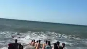 Zonguldak’ta denize giren iki kişiyi vatandaşların kurduğu zincir kurtardı