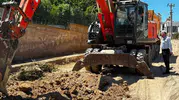 Burhaniye Pelitköy sahilinde bozuk yollar yenileniyor
