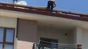 Elazığ’da beş katlı binanın çatısında yürekleri ağza getiren görüntüler