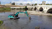 Tunca Nehri’nde sular çekilince ekipler iş makinesiyle sahaya indi