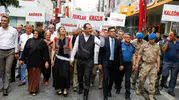 Akçaabat sokakları geleneksel danslarla şenlendi
