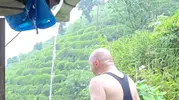 Rize'de denize girmek yasaklanınca çatıdan akan yağmurla serinledi