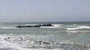 Hatay'da fırtına uyarısına rağmen denize giren vatandaş kamerada
