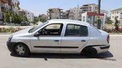 Karaman'da kontrolden çıkan otomobil dubaya çarparak parçalandı