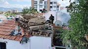 Burhaniye'de ev yangını İtfaiye içeride mahsur kalan kişiyi kurtardı
