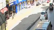 Gaziosmanpaşa’da kontrolden çıkan cip dükkana daldı