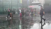 İstanbul’da aniden bastıran yağmur sabah trafiğini kilitledi